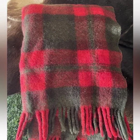 Pendleton Vintage Virgin Wool Throw Blanket 62 × 40
Red Green Tartan Plaid - Picture 4 of 4